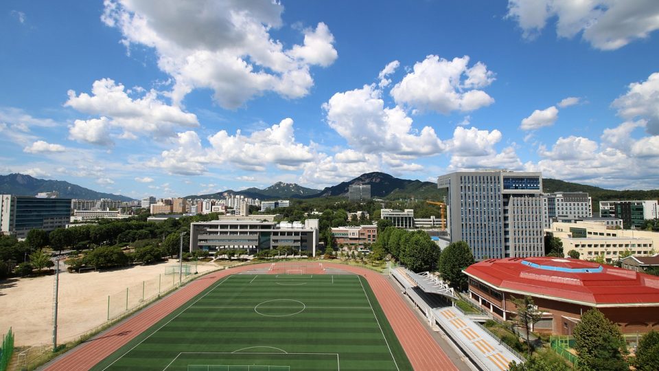 亚洲视频栏目在桌面端多栏排布时首屏与首屏之下图片加载优先级的示意截图
