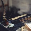 亚洲天堂 作者卢知微在浅色书桌前整理入口路径笔记的工作照