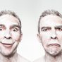 读者头像：穿深色外套的中年男性在书房